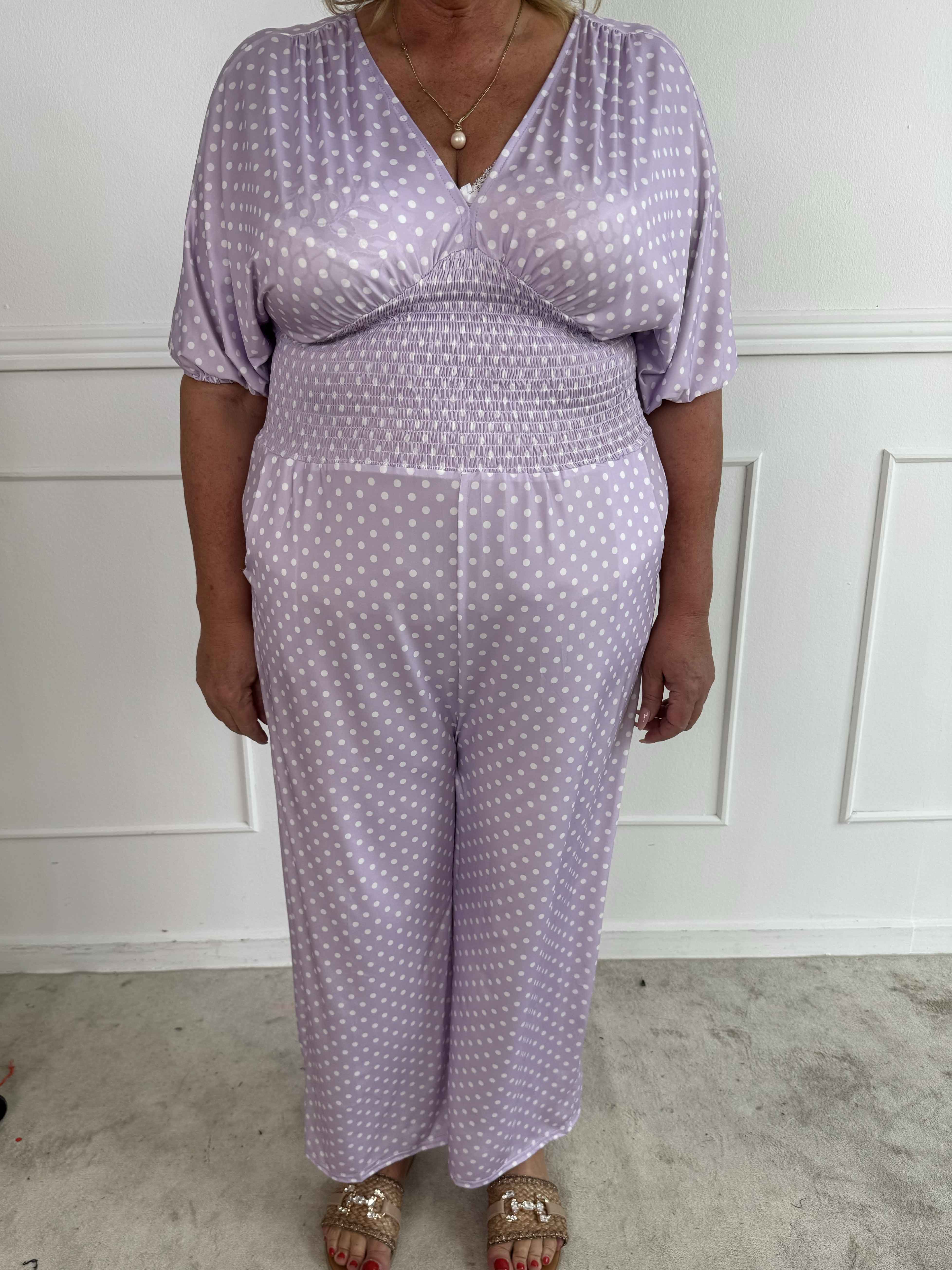 Grace - Plus size buksedragt i elastisk stof med hvide prikker